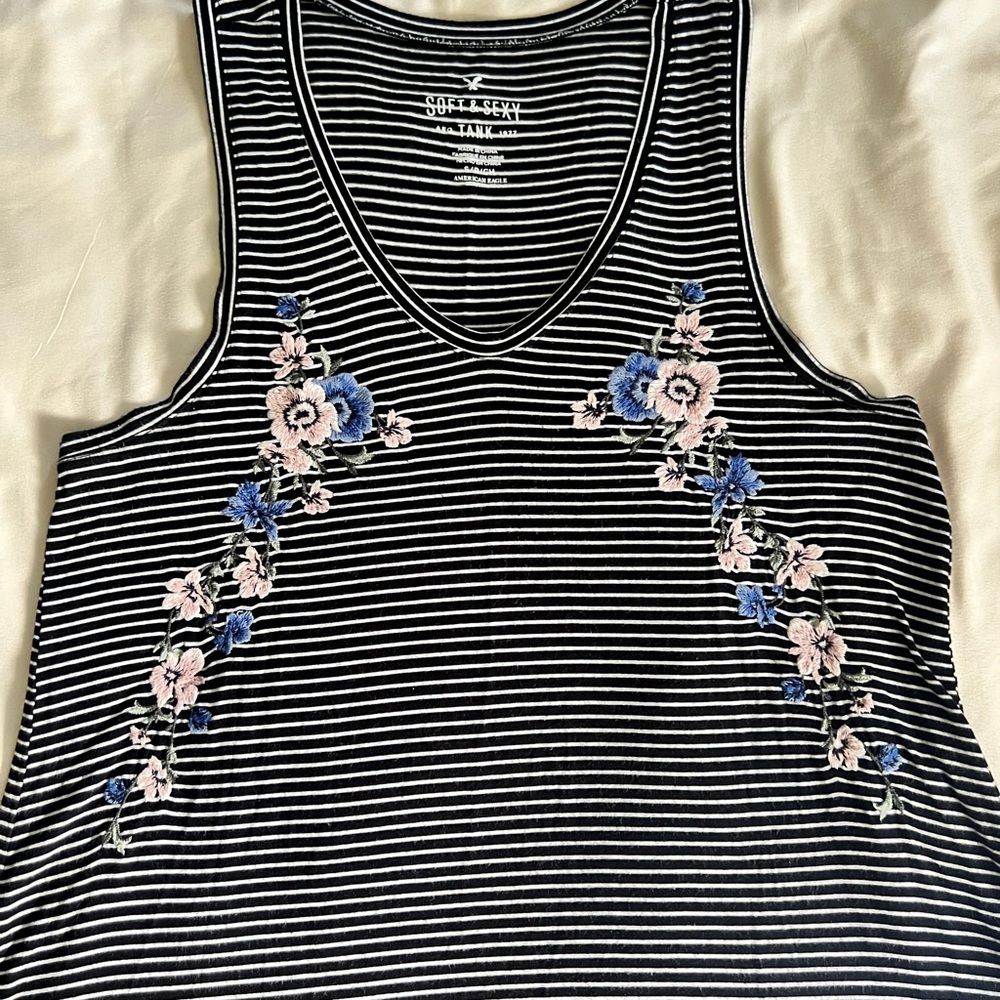 American Eagle Striped Black and White Floral Embroidered Women's Top Sz Small - Picture 9 of 9